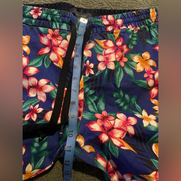 Tommy Hilfiger Floral Multicolor casual Hawaiian 🌺 Shorts men’s Medium - Picture 10 of 12